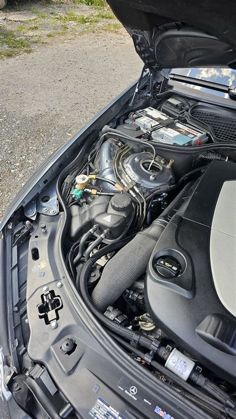 Schematinis dujų įrangos komponentų vaizdas automobilyje