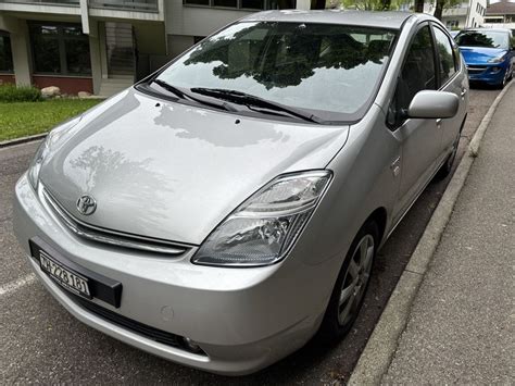 Koliazas su skirtingų kartų Toyota Prius modeliais