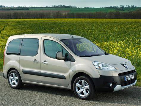 Infografika: Peugeot Partner Partner II Tepee (Phase III) techninių charakteristikų santrauka, įskaitant baterijos talpą, nuotolį ir greitį