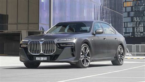 senesnių Audi V8, BMW 740i ir Mercedes 500 SE modelių techninės apžiūros iliustracija