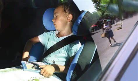 Tematinė nuotrauka: žmogus, naudojantis navigaciją automobilyje