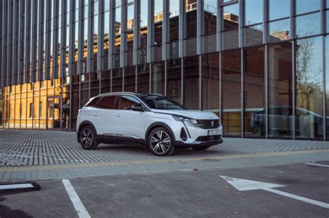 Hibridinio Peugeot 3008 variklio skyriaus schema
