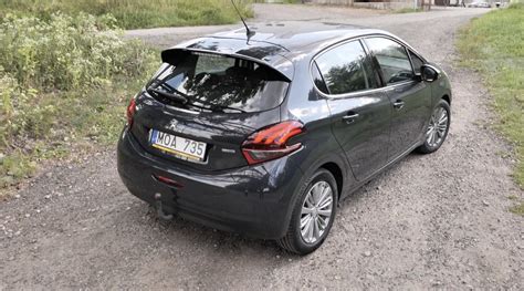 Peugeot 208 pirmos kartos interjero detalės