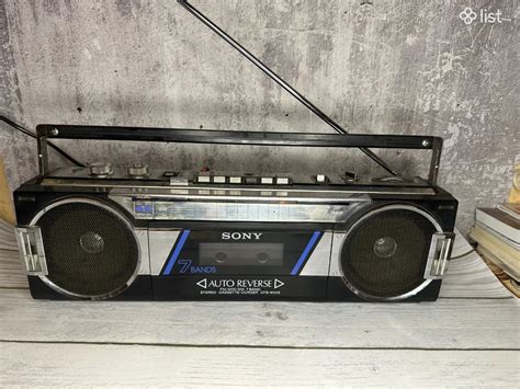 Tematinė nuotrauka: senovinis nešiojamas radijas su kasečių grotuvu, primenantis Sony CFS 900S