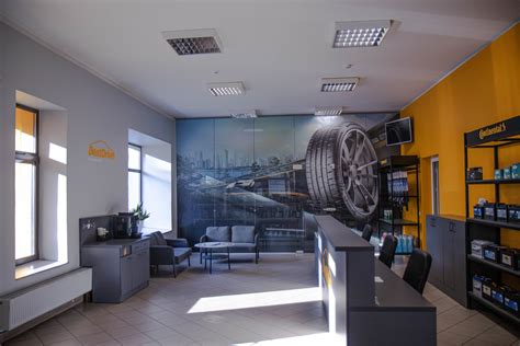 Teminė nuotrauka: Auto Lab pastato eksterjeras su klientų automobiliais