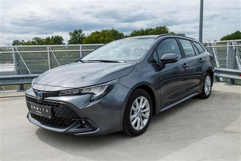 Teminis Toyota Corolla automobilio salonas su tvarkingai įdėtais kilimėliais