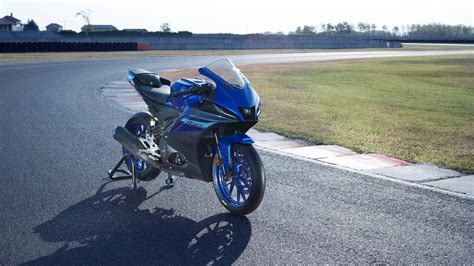 Yamaha YZF-R125 posūkyje