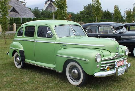 Nuotrauka 1950-ųjų automobilių su ryškiomis baltašonėmis padangomis