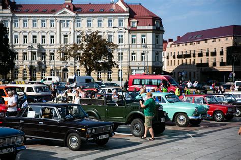Teminis Baltijos kelio senovinių automobilių žygio nuotraukos koliažas