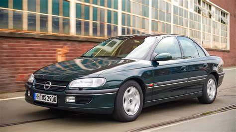 Infografika: Opel Omega B variklių įvairovė ir pagrindiniai parametrai