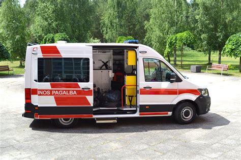 Avarijos vieta, susidūręs greitosios pagalbos automobilis ir lengvasis automobilis