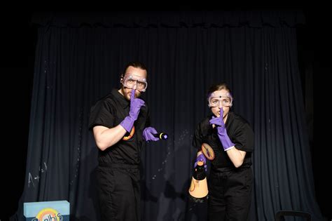 Šešėlių teatro scena su vaikais už ekrano