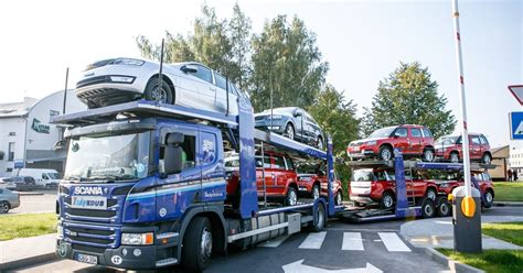 Autovežis pakrautas naujais automobiliais