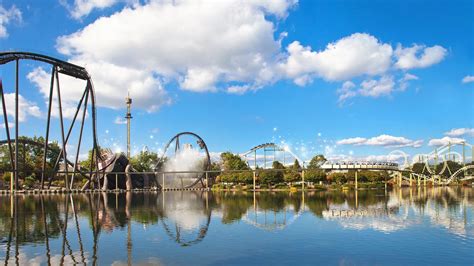 Heide Park Resort vartai su garsių kalnelių siluetais