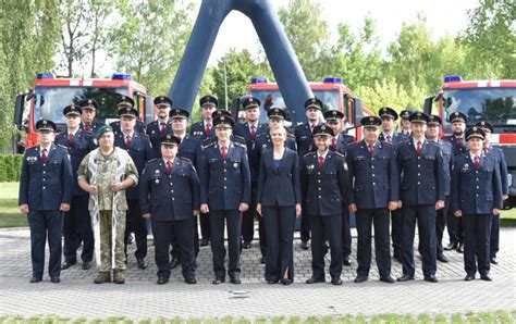 Teminė nuotrauka: avarinių tarnybų darbuotojai atlieka gelbėjimo darbus