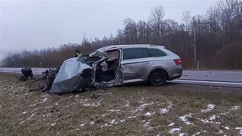 Automobilio avarija su apsivertimo elementais ir smūgiu į pastatą