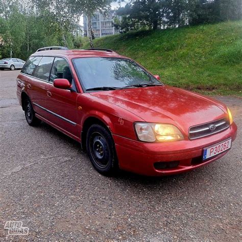 Subaru Legacy 1999 universalas, galinis vaizdas su atidaryta bagažine