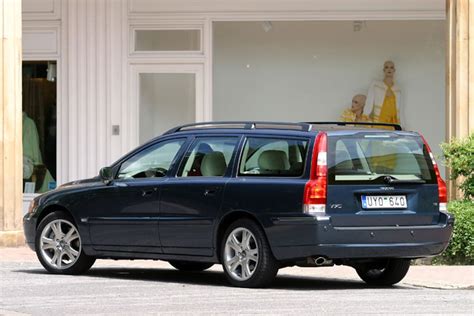 Volvo V70 trečiosios kartos eksterjeras kelyje, pabrėžiantis klasikinį universalo siluetą