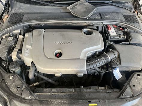 Volvo V70 interjero detalės: prietaisų skydelis ir centrinė konsolė su skandinaviško dizaino elementais