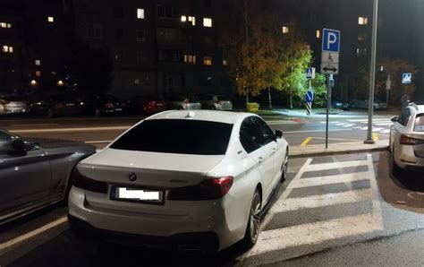 Vairuotojas, atsiskaitantis už automobilio stovėjimą parkomate