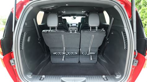 Šeimyninio vienatūrio Chrysler Grand Voyager interjero schema, pabrėžianti salono erdvę ir sėdynių konfigūraciją