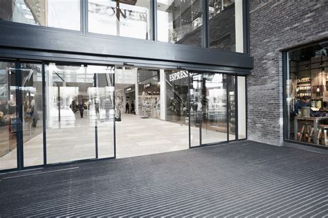 demonstracija, kaip veikia automatinės šoninės durys su jutikliu