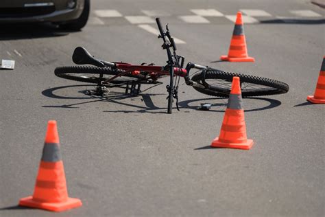 Tematinė nuotrauka: apledėjęs kelias su važiuojančiu automobiliu