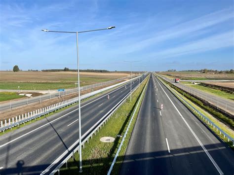 Tematinė nuotrauka: užmiesčio kelias, padengtas plikledžiu