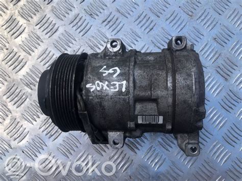 Schema, iliustruojanti Mercedes-Benz R klasės automobilio oro kondicionieriaus sistemos pagrindinius komponentus, tokius kaip kompresorius, kondensatorius, evaporatorius ir valdymo blokas.