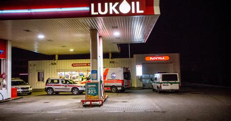 Lukoil degalinės pastato eksterjero nuotrauka su automobiliais prie kolonėlių