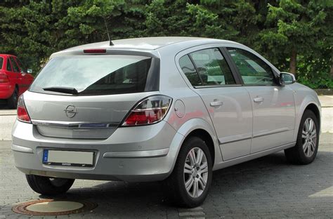 Opel Astra H išorės dizainas, demonstruojantis hečbeko ir universalo kėbulo linijas