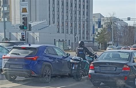 nuotrauka: jaunas motociklininkas treniruočių aikštelėje su specialiai paruoštu motociklu triukams atlikti
