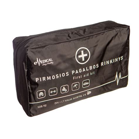 Nuotrauka, vaizduojanti privalomosios įrangos (gesintuvo, pirmosios pagalbos vaistinėlės, avarinio sustojimo ženklo) rinkinį automobilyje