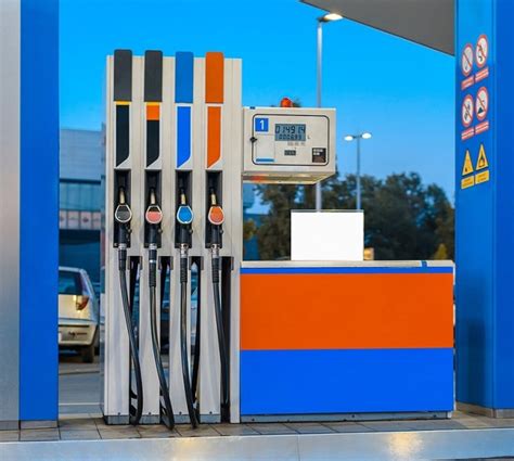 Schema, iliustruojanti skirtingų degalų tipų žymėjimą degalinėse (benzinas ir dyzelinas)