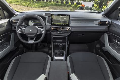 Dacia Duster interjeras su pritvirtintais aksesuarais gale sėdintiems keleiviams