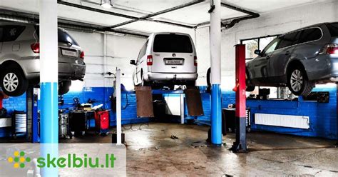 Interjero nuotrauka, kurioje matyti tvarkinga autoserviso priėmimo zona ir darbuotojai, bendraujantys su klientu.