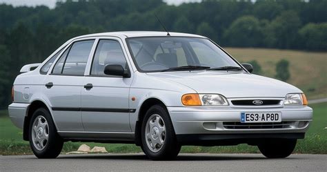 Archyvinė nuotrauka, rodanti 1990-ųjų Ford Escort modelių gamą