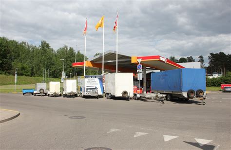 Nuotrauka: įvairių tipų priekabos stovėjimo aikštelėje
