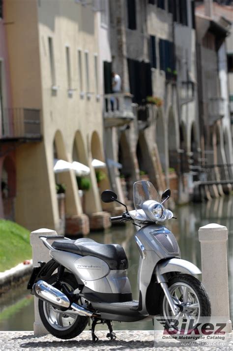 Aprilia Scarabeo 125 miesto gatvėse - retro dizaino ir modernaus manevringumo derinys