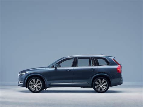Volvo V50 šoninis vaizdas, demonstruojantis stilingą ir minimalistinį dizainą