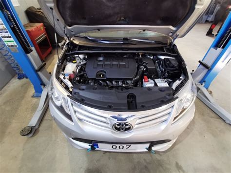 Naujo apiplovimo varikliuko montavimas į Toyota Avensis skysčio bakelį