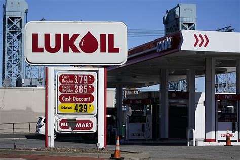 Sena „Lukoil“ degalinės iškaba keičiama į naująjį „Amic“ prekės ženklą