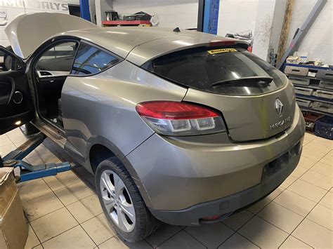 Priekinė Renault automobilio dalis su coupe dizainu