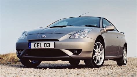 Toyota Celica automobilis su stilingais ratlankiais