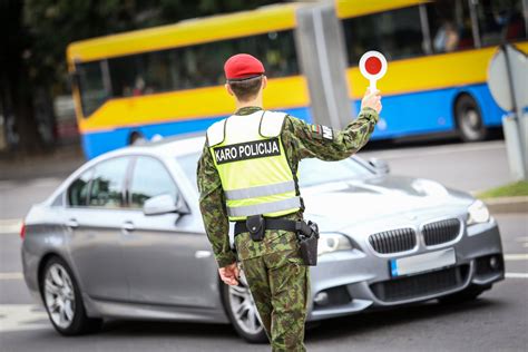 Nuotrauka, iliustruojanti visuomenės pilietiškumą - žmogus praneša policijai apie pastebėtą galimai neblaivų vairuotoją.