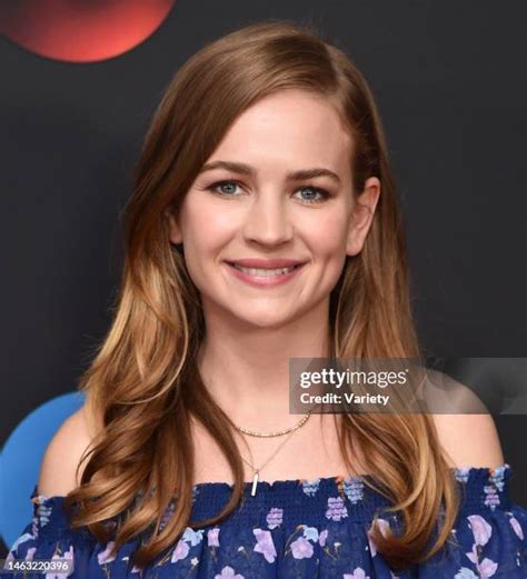 Britt Robertson ir Alan Alda, užmezgantys svarbų ryšį.