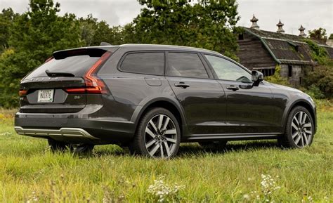 Volvo V90 Cross Country eksterjero dizainas, pabrėžiantis padidintą prošvaisą ir plastiko apsaugas