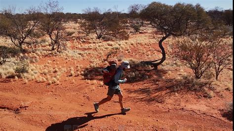 Australijos „kelio traukinys“ - ilgas vilkikas su keliomis priekabomis dykumos kelyje