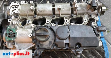 Serviso darbuotojas atliekantis Volvo S60 dyzelinio variklio diagnostiką