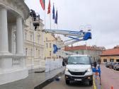 Mobilus autobokštelis atliekantis darbus statybvietėje